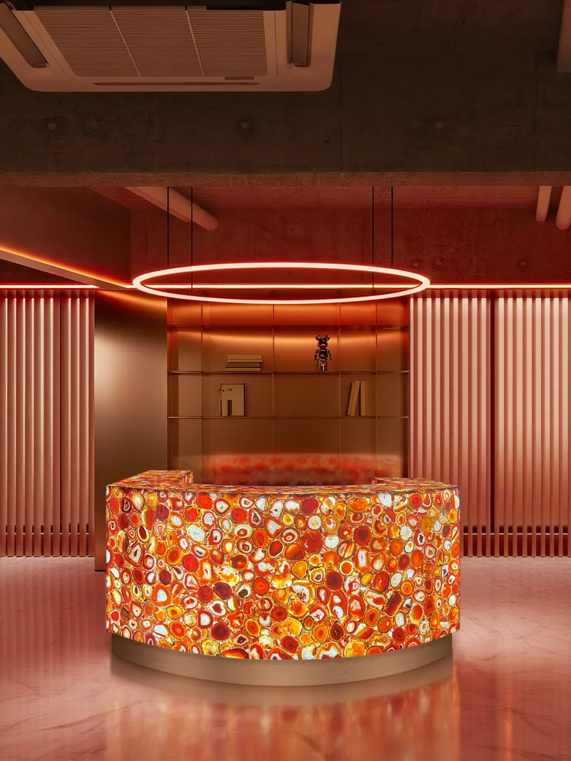 Banque d’accueil courbe en agate orange rétroéclairée