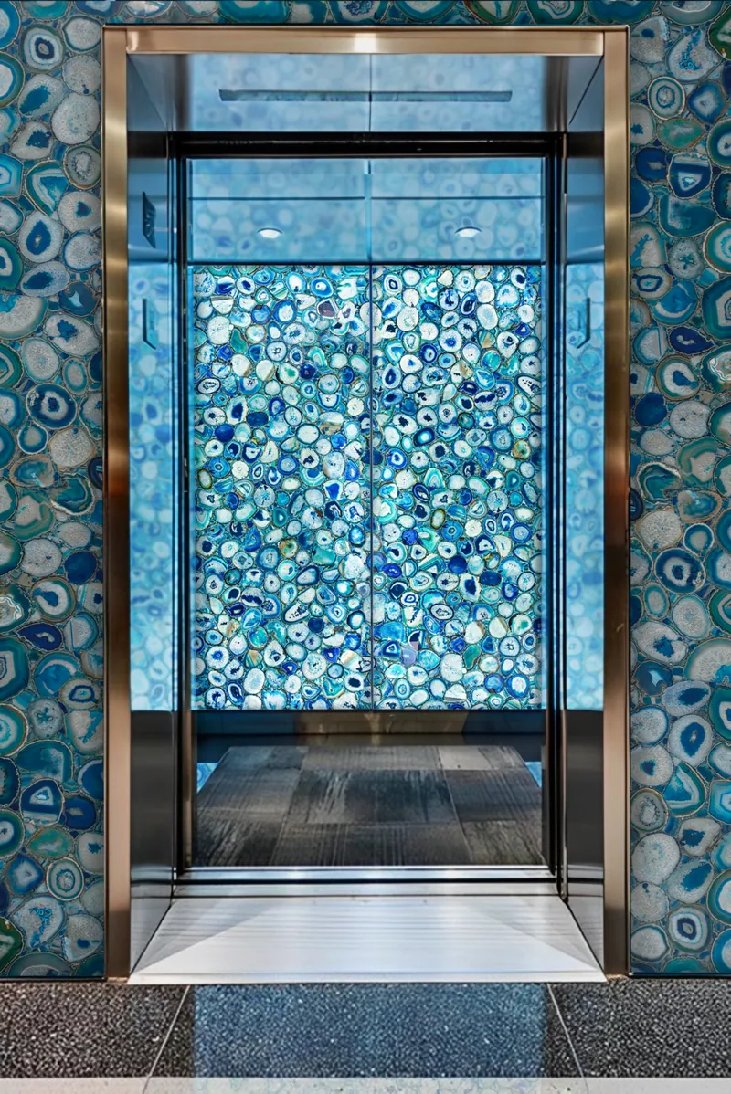 Cabine d’ascenseur enveloppée d’agate bleue rétroéclairée