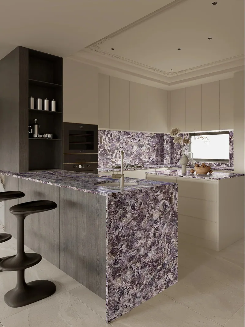 Cuisine sur mesure aux plans et crédence en fluorite violette
