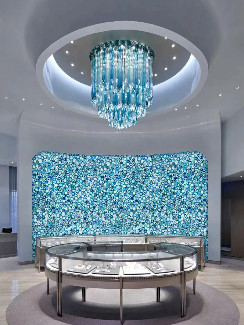 Mur d’agate bleue rétroéclairée dans un espace d’exposition