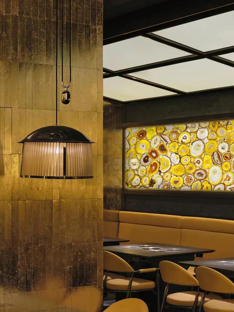 Panneau mural rétroéclairé en agate jaune au-dessus d’une banquette