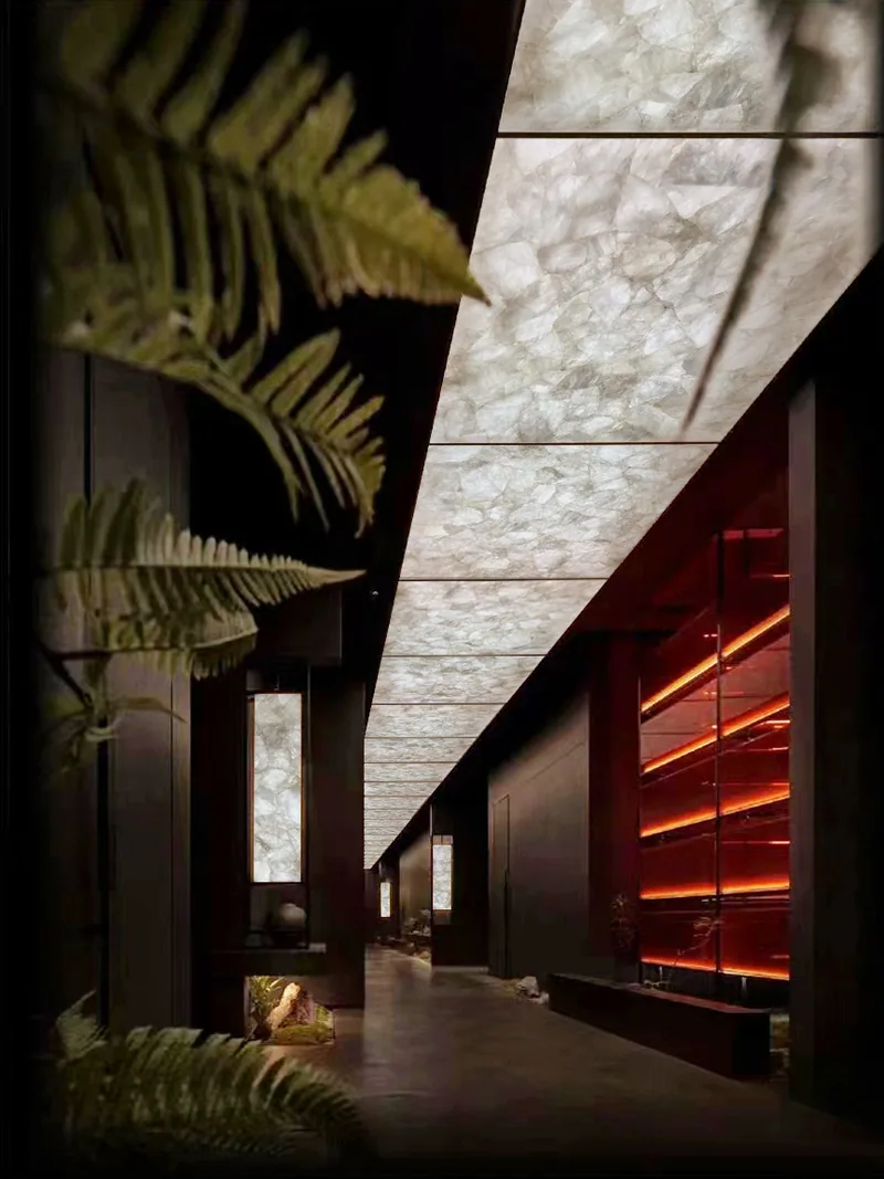 Plafond de quartz blanc rétroéclairé dans un passage sombre