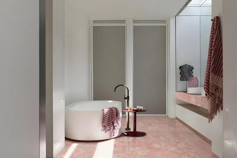 Salle de bains claire avec sol et tablette en quartz rose
