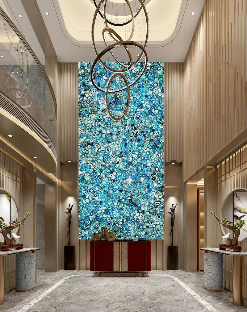 Paroi monumentale en agate bleue dans un vestibule double hauteur